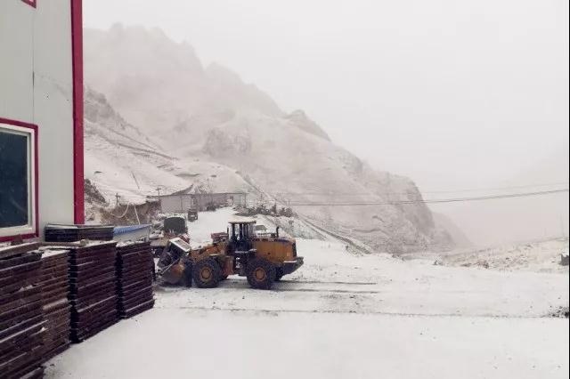 人間四月芳菲盡，山中春雪還復(fù)來
